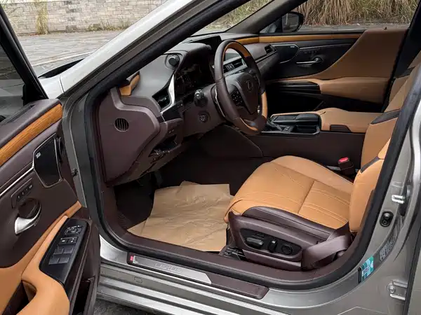 Lexus ES 2020