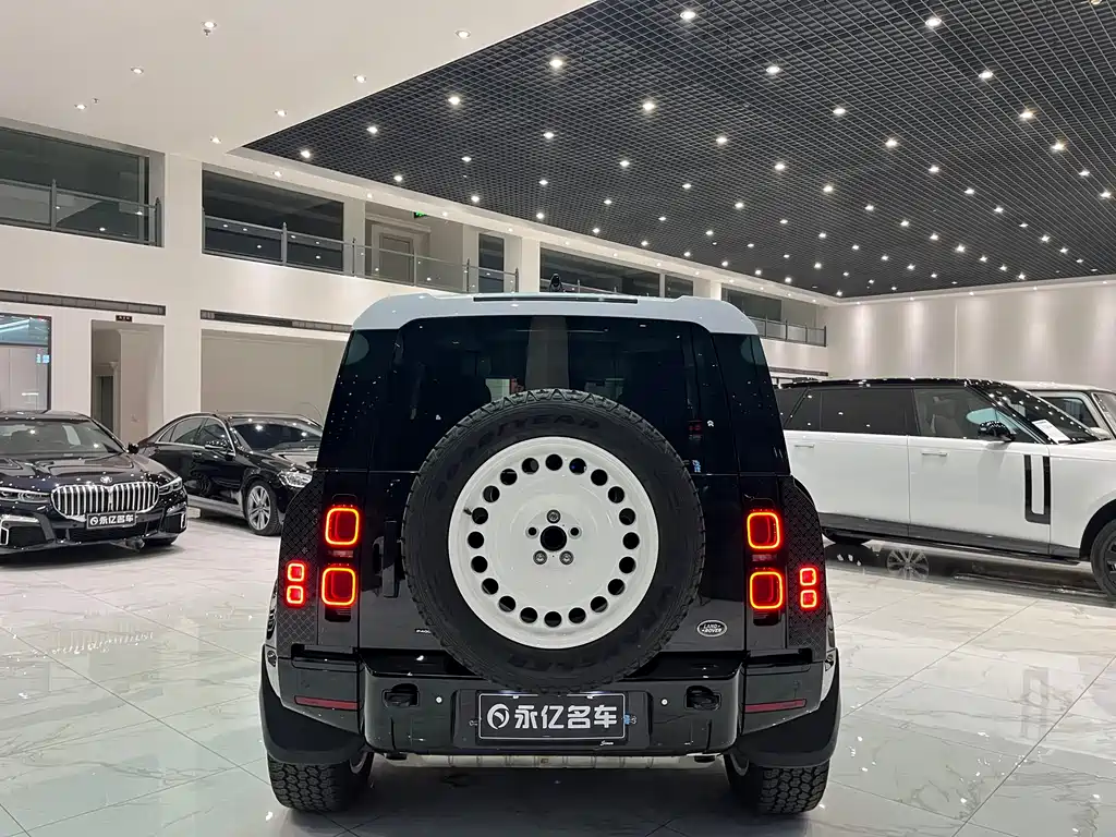 Land Rover Defender 2023 — фото 12
