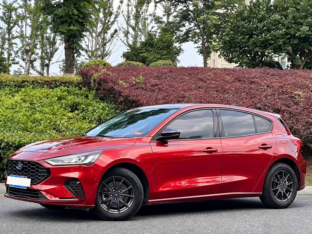 Ford Focus 2023 — фото 1