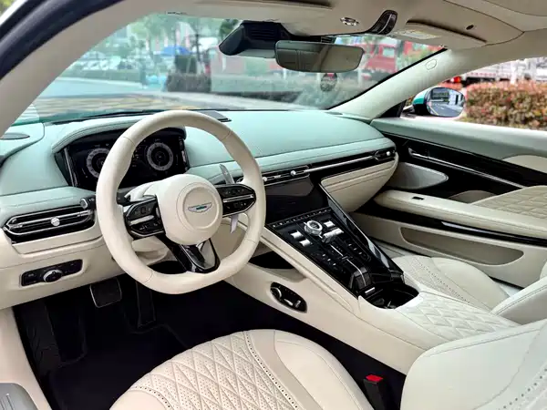 Aston Martin DB12 2025