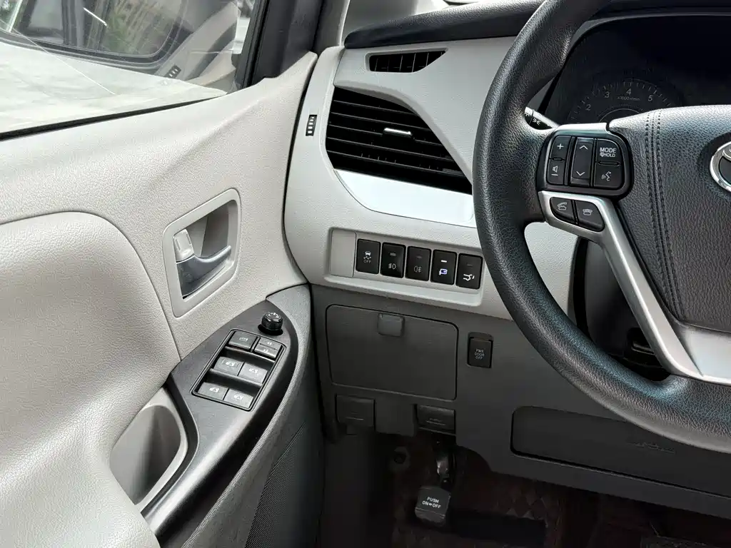 Toyota Sienna 2017 — фото 15