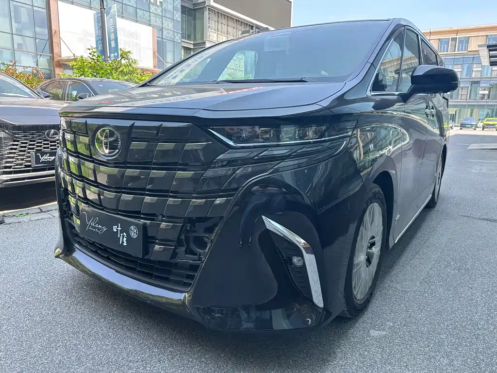 Toyota Alphard — фото 1