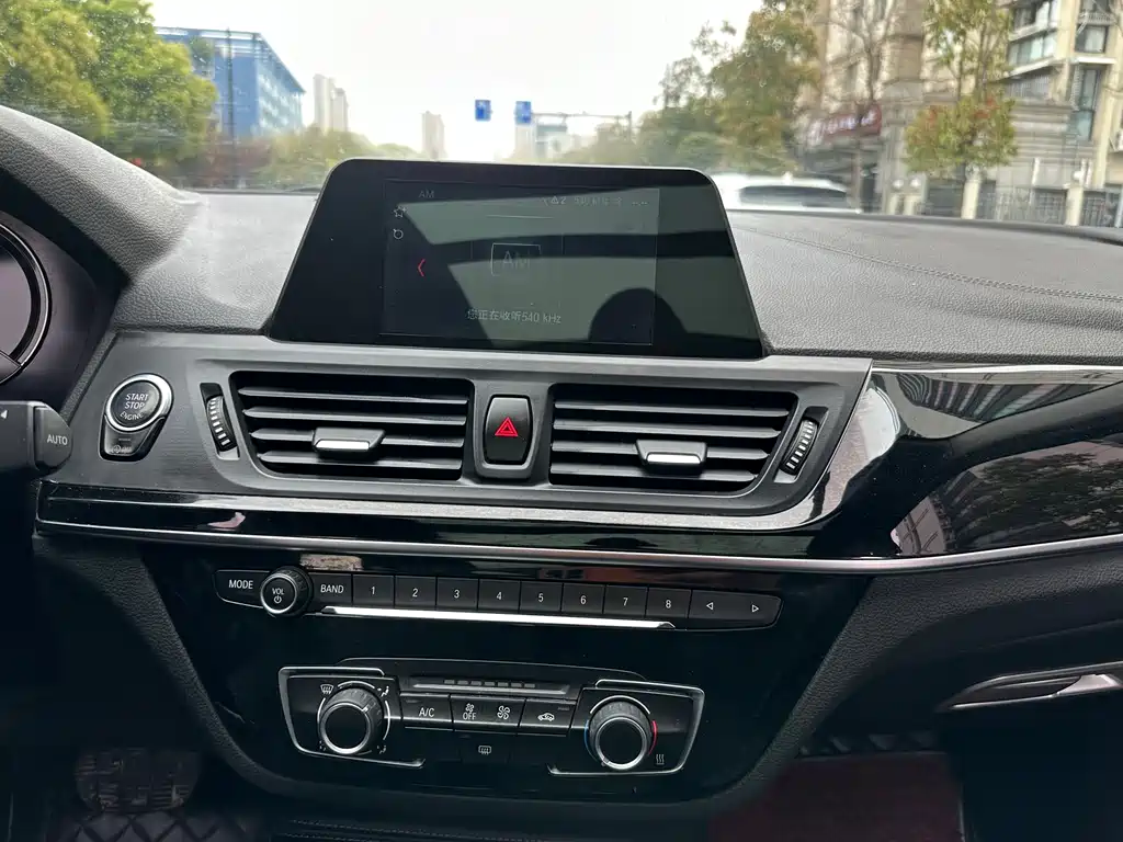 BMW 1 Series 2018 — фото 15