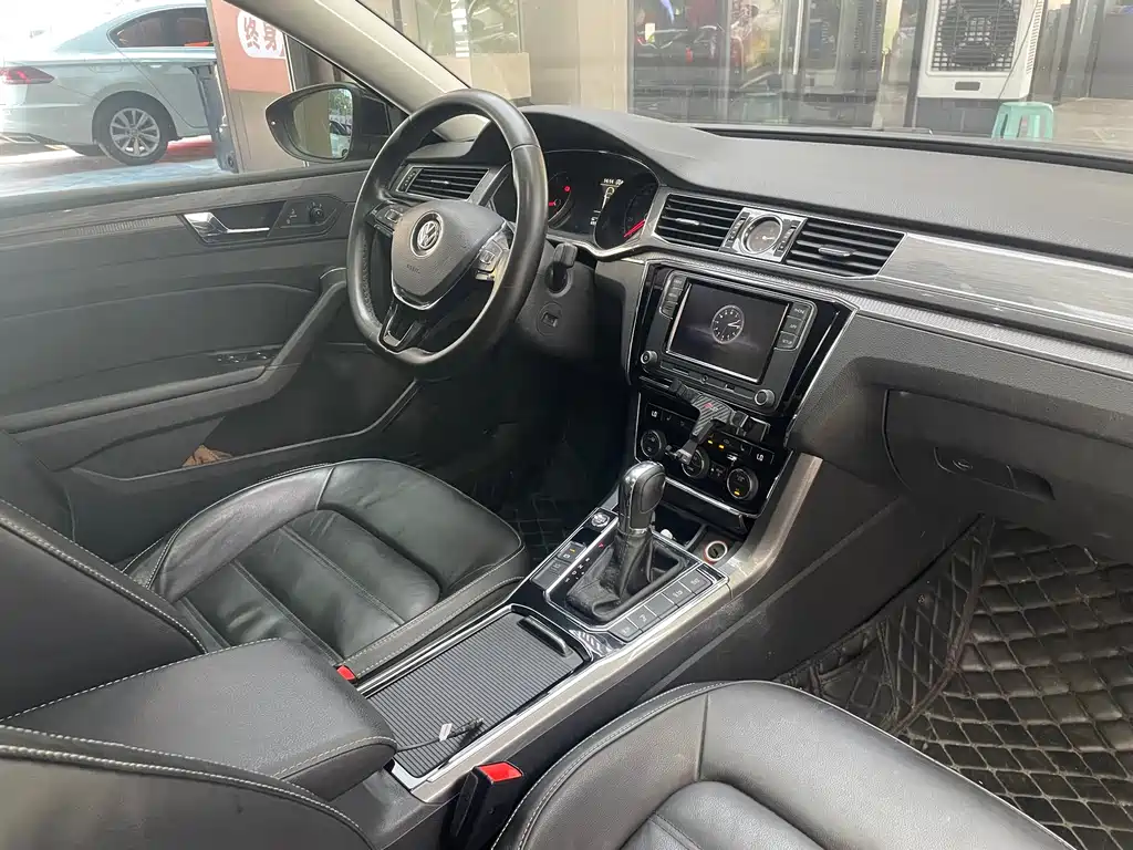 Volkswagen Passat 2017 — фото 14