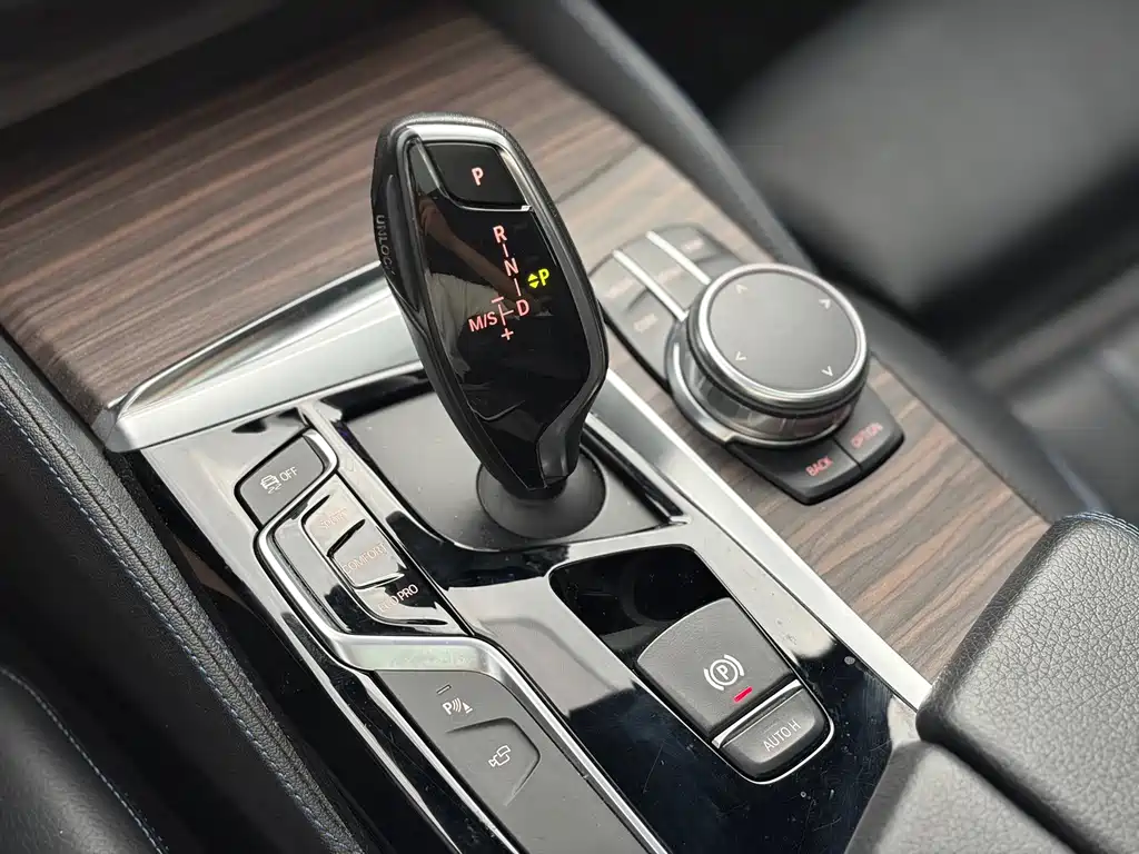 BMW 5 Series 2018 — фото 10