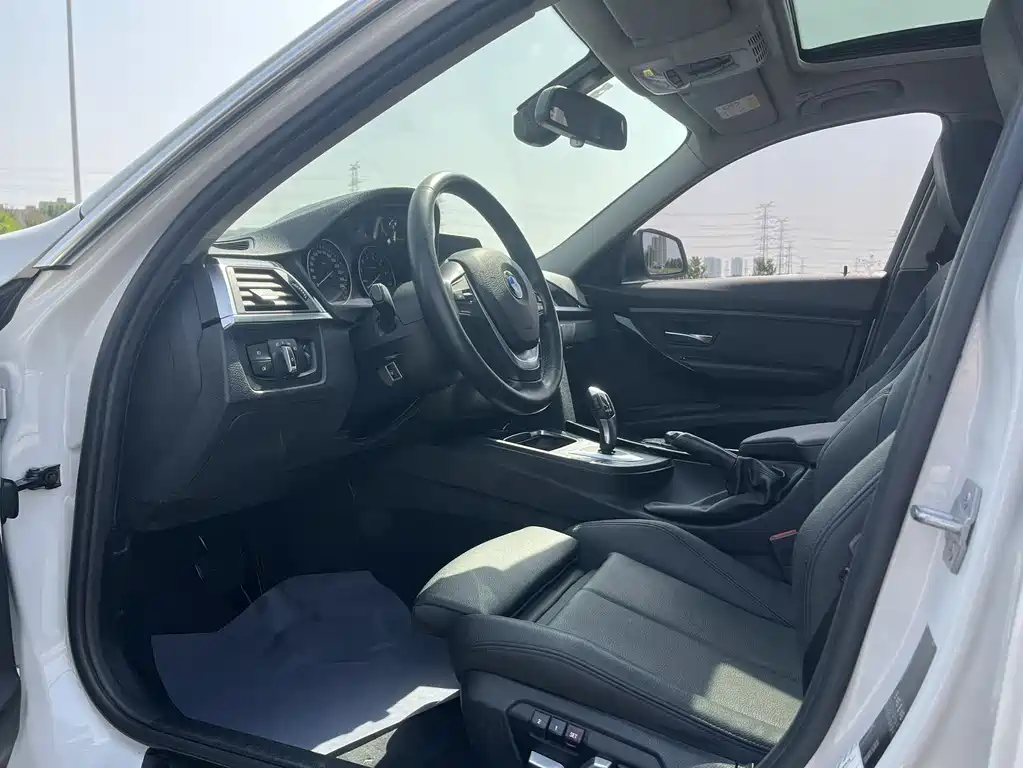 BMW 3 Series 2018 — фото 11