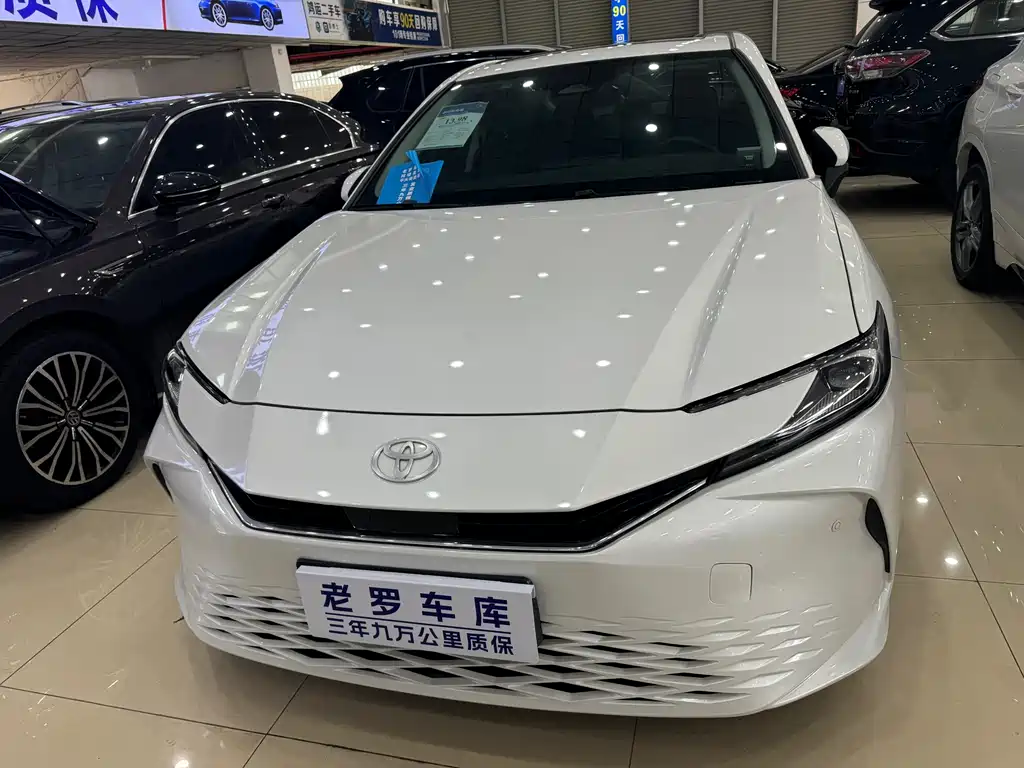 Toyota Camry 2024 — фото 2