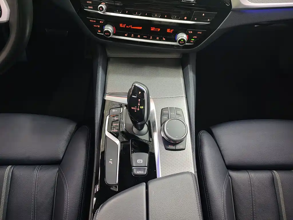 BMW 5 Series 2018 — фото 14
