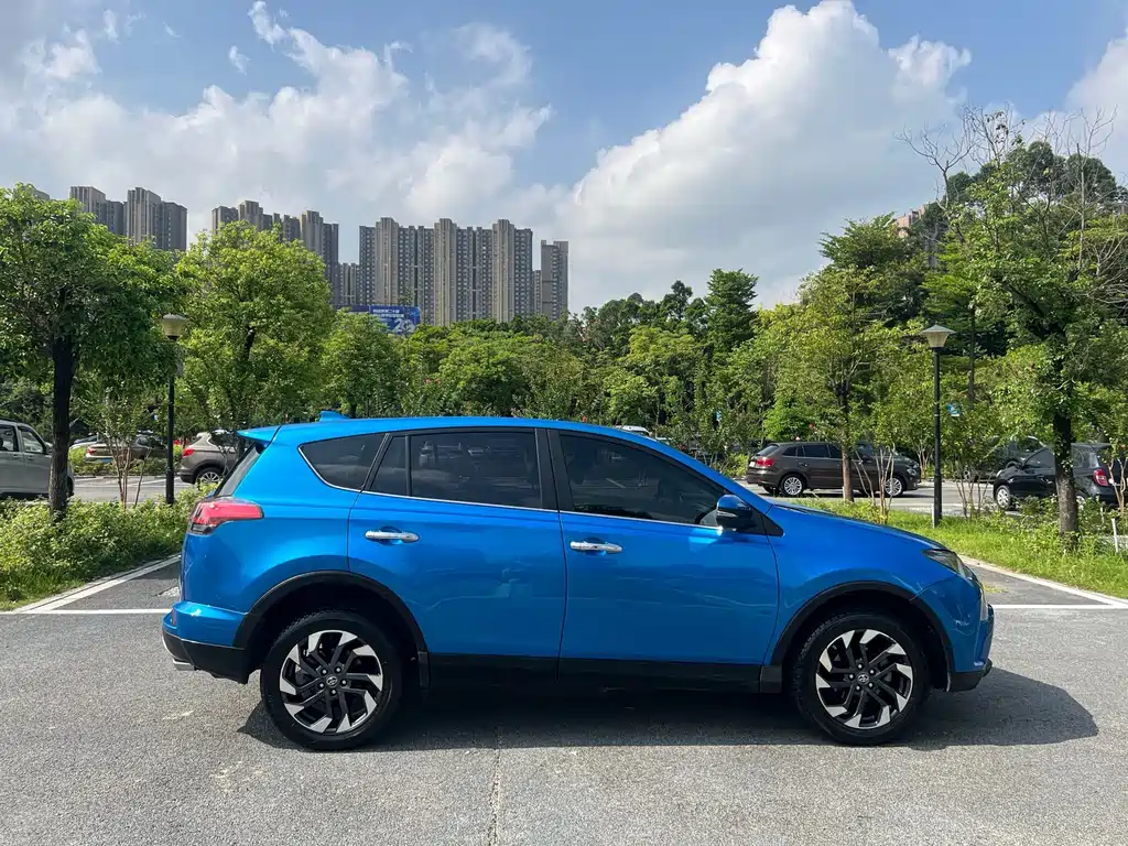 Toyota RAV4 2016 — фото 8