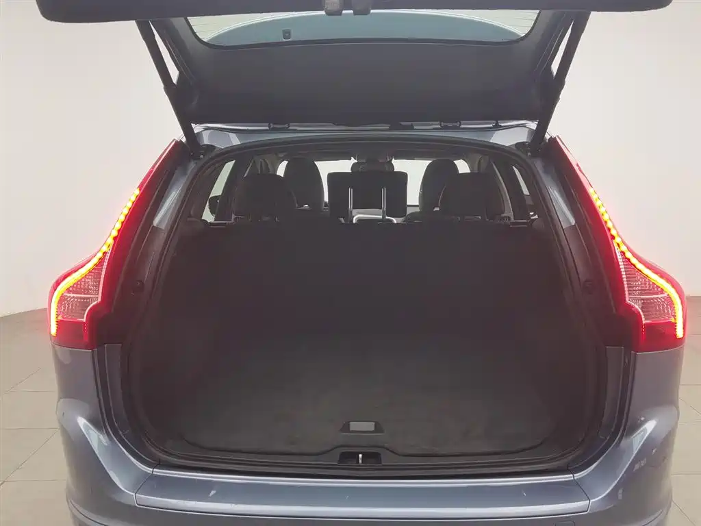Volvo XC60 2017 — фото 16