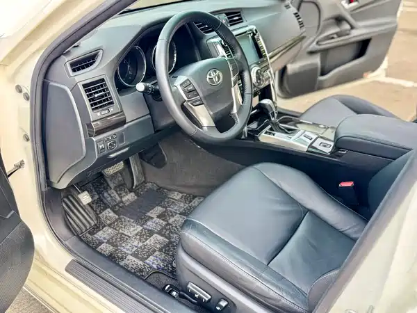 Toyota Reiz 2013