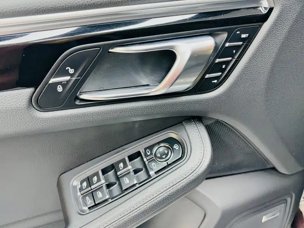 Porsche Macan 2018 — фото 10