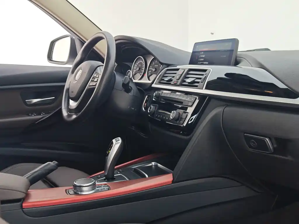 BMW 3 Series 2019 — фото 11
