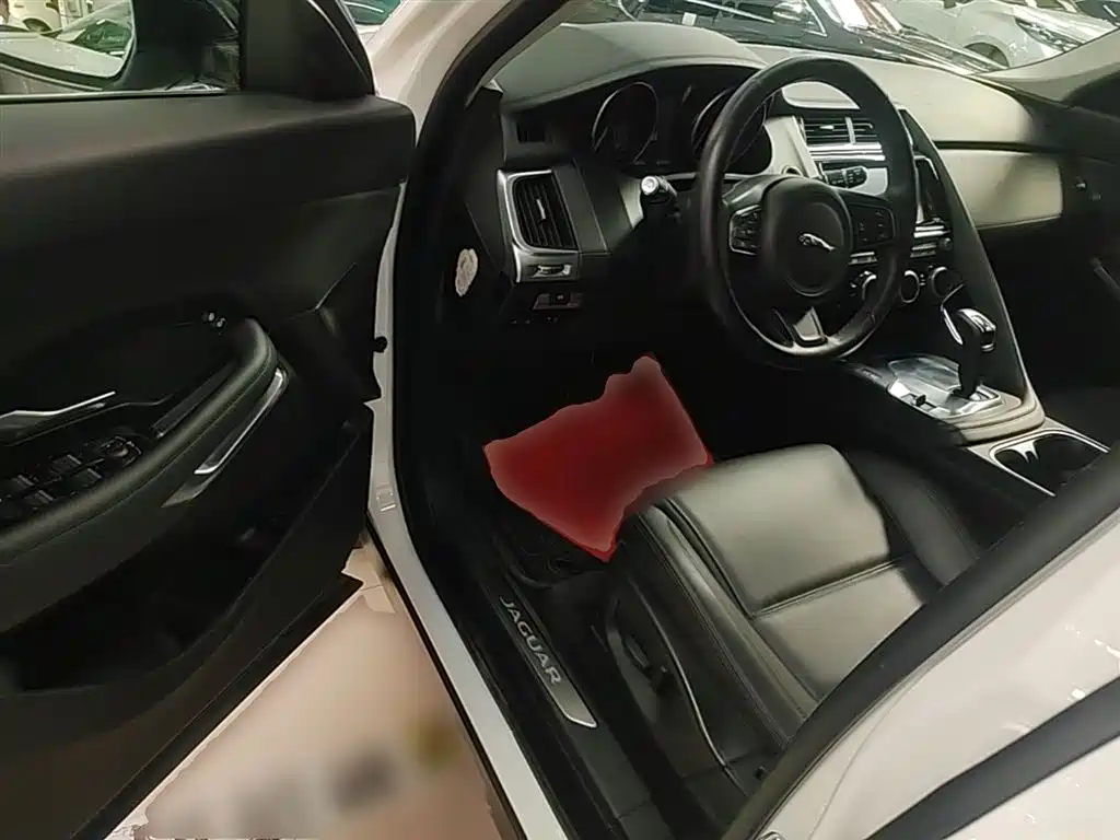 Jaguar E-PACE 2021 — фото 16