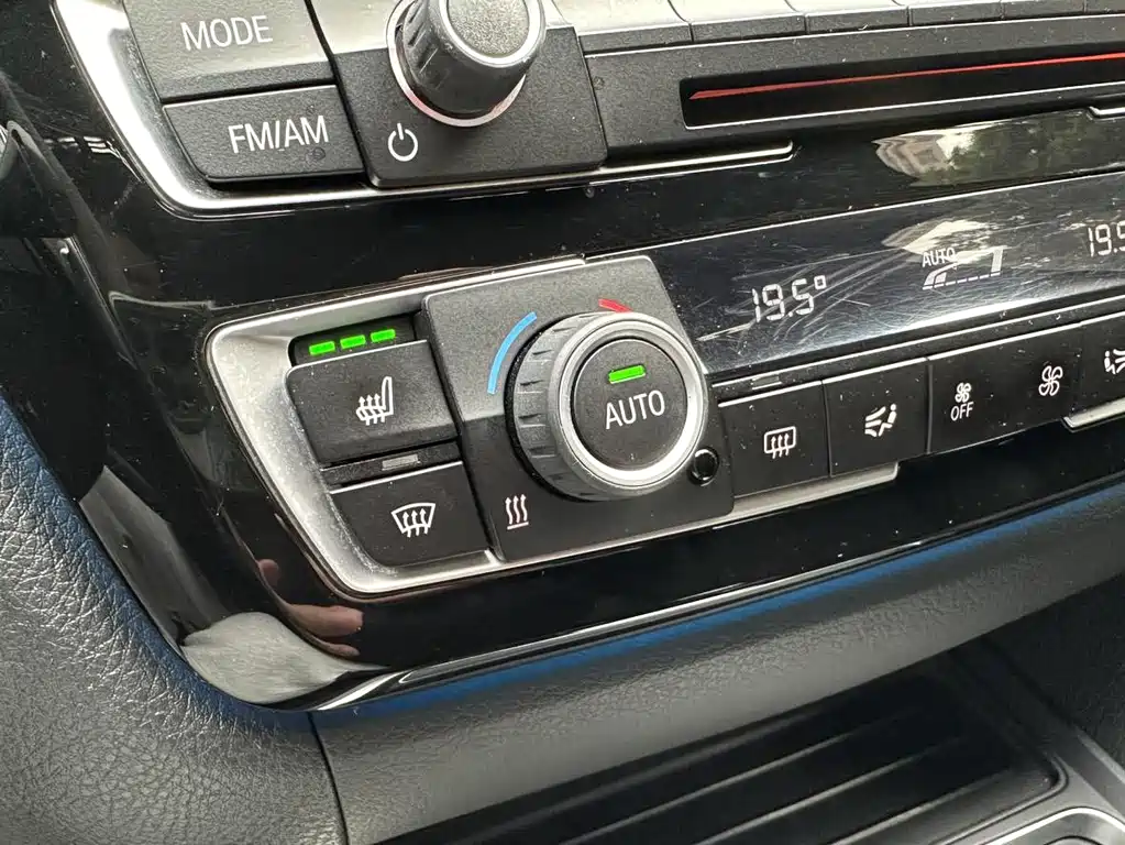BMW 3 Series 2018 — фото 14