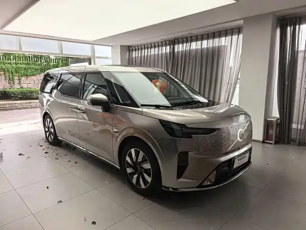 Volvo EM90 2025
