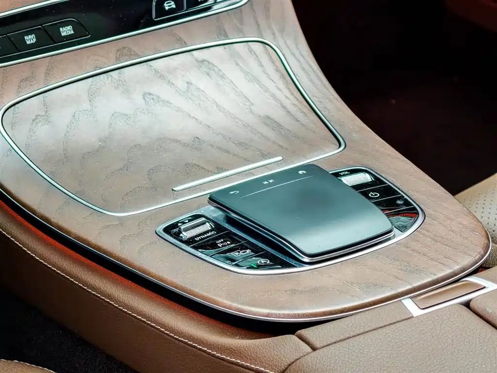 Mercedes-Benz E-Class 2023 — фото 12