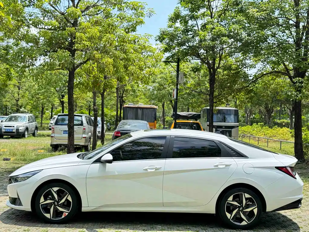 Hyundai Elantra 2022
