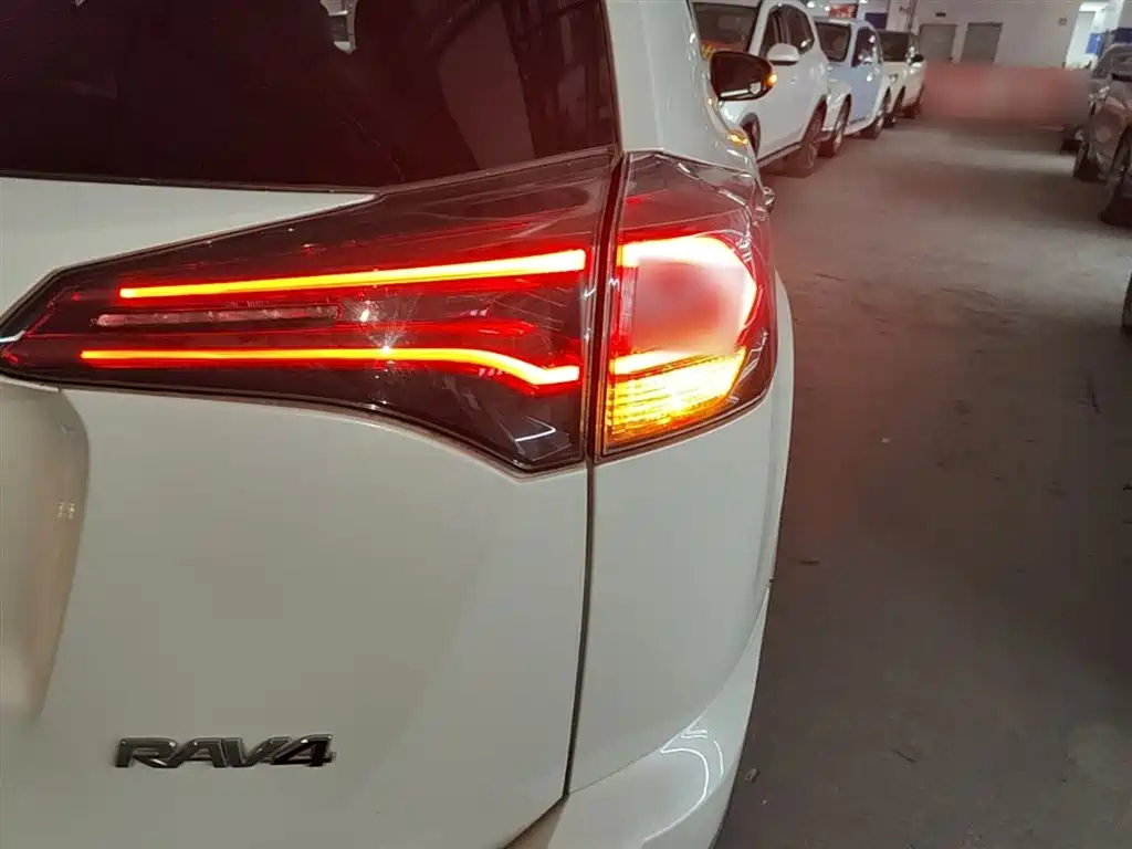 Toyota RAV4 2019 — фото 8