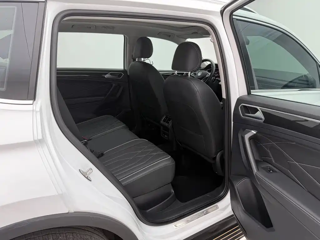 Volkswagen Tiguan L 2023 — фото 9