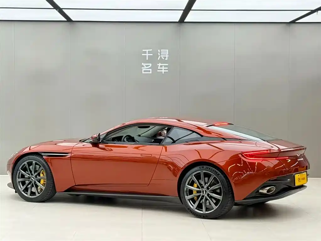 Aston Martin DB11 2020 — фото 13