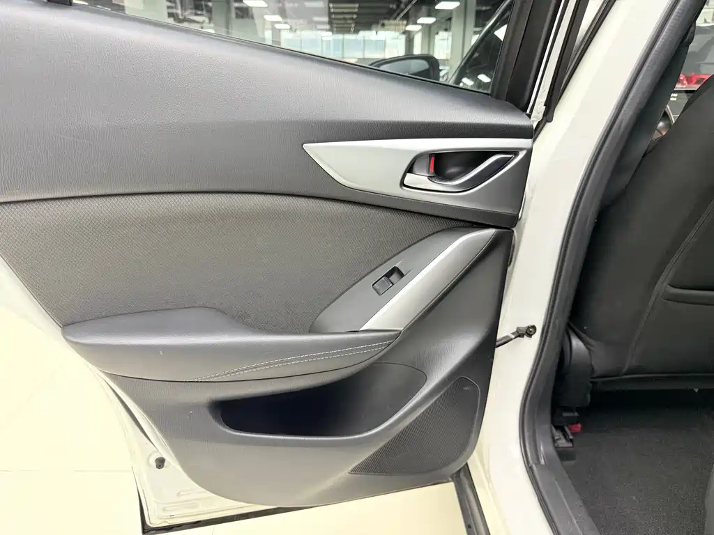 Mazda CX-4 2017 — фото 14