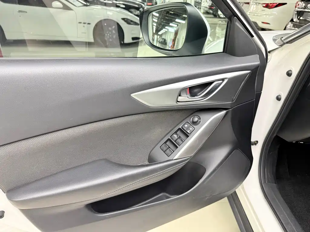 Mazda CX-4 2017 — фото 18