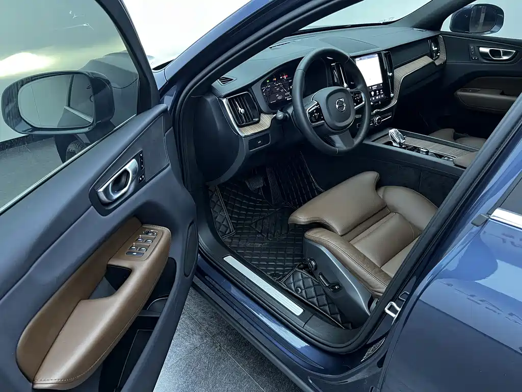 Volvo XC60 2023 — фото 17