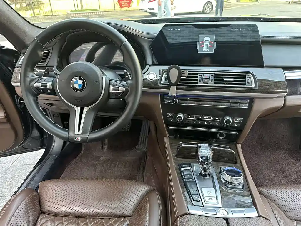 BMW 7 Series 2011 — фото 12