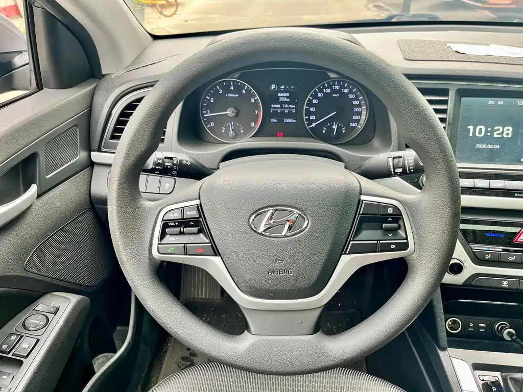 Hyundai Elantra 2018 — фото 12