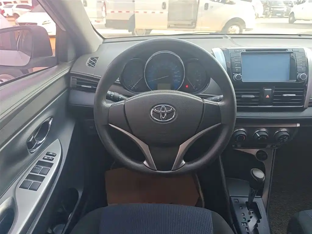 Toyota Yaris L 2015 — фото 11