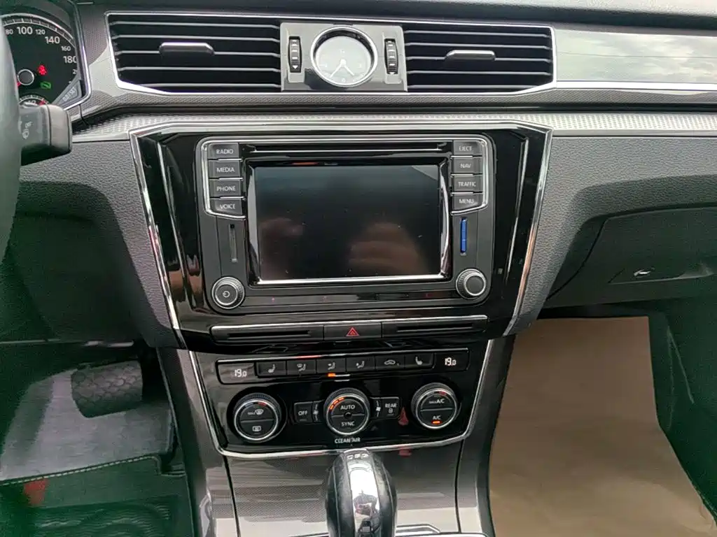 Volkswagen Passat 2016 — фото 13