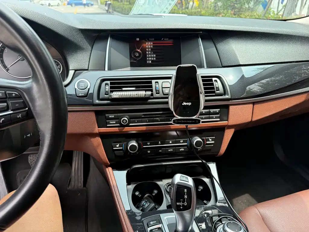 BMW 5 Series 2015 — фото 11