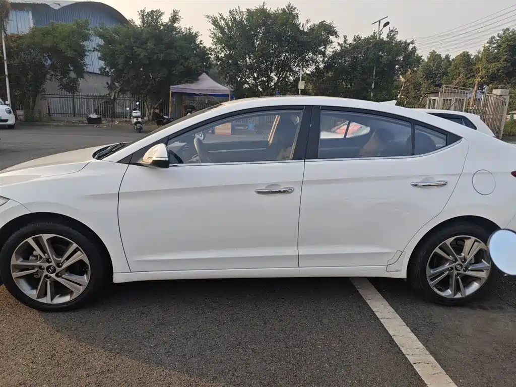 Hyundai Elantra 2019 — фото 4