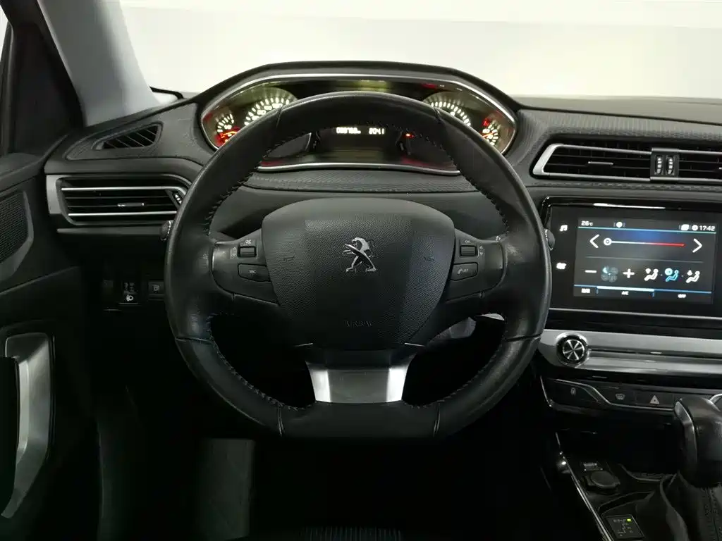 Peugeot 308 2018 — фото 11
