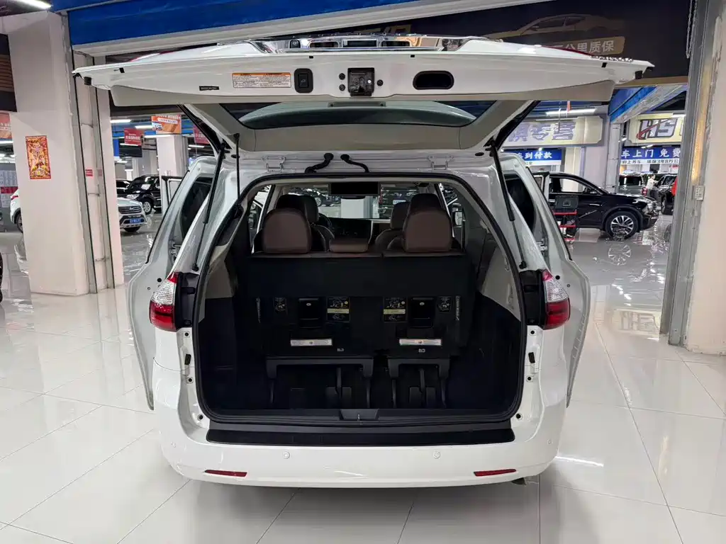 Toyota Sienna 2017 — фото 11
