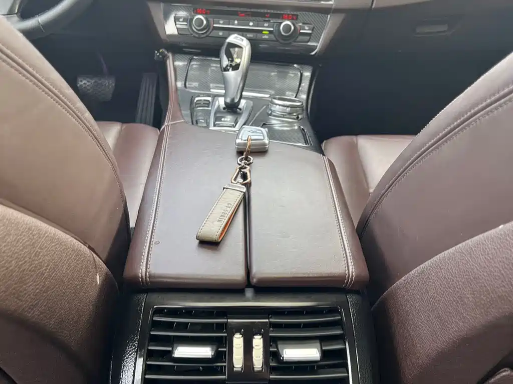 BMW 5 Series 2015 — фото 15