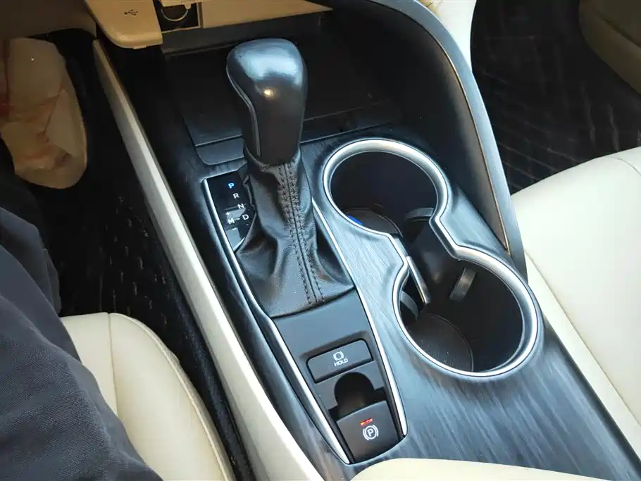 Toyota Camry 2023 — фото 16