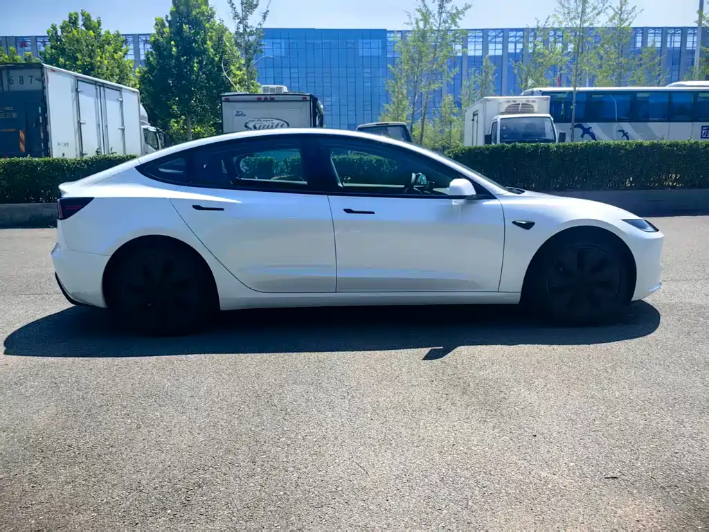 Tesla Model 3 2026 — фото 2