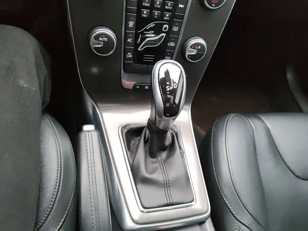 Volvo V40 2015 — фото 10