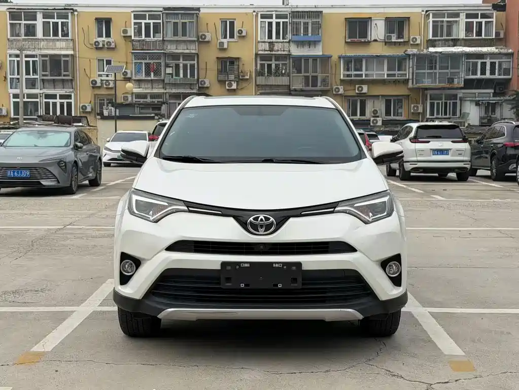 Toyota RAV4 2018 — фото 2