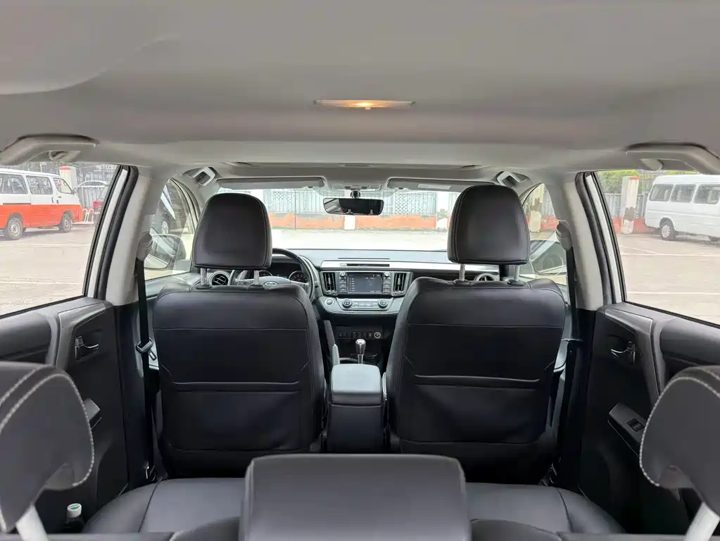 Toyota RAV4 2018 — фото 13