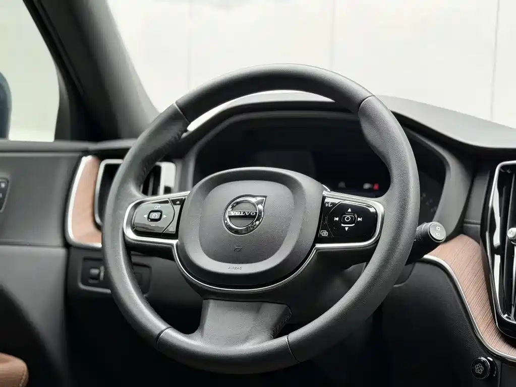 Volvo XC60 2021 — фото 9