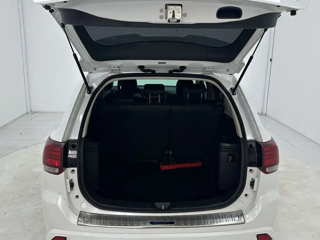 Mitsubishi Outlander 2023 — фото 15