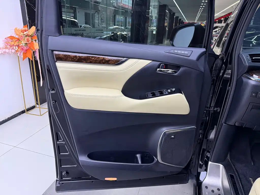 Toyota Alphard 2022 — фото 9
