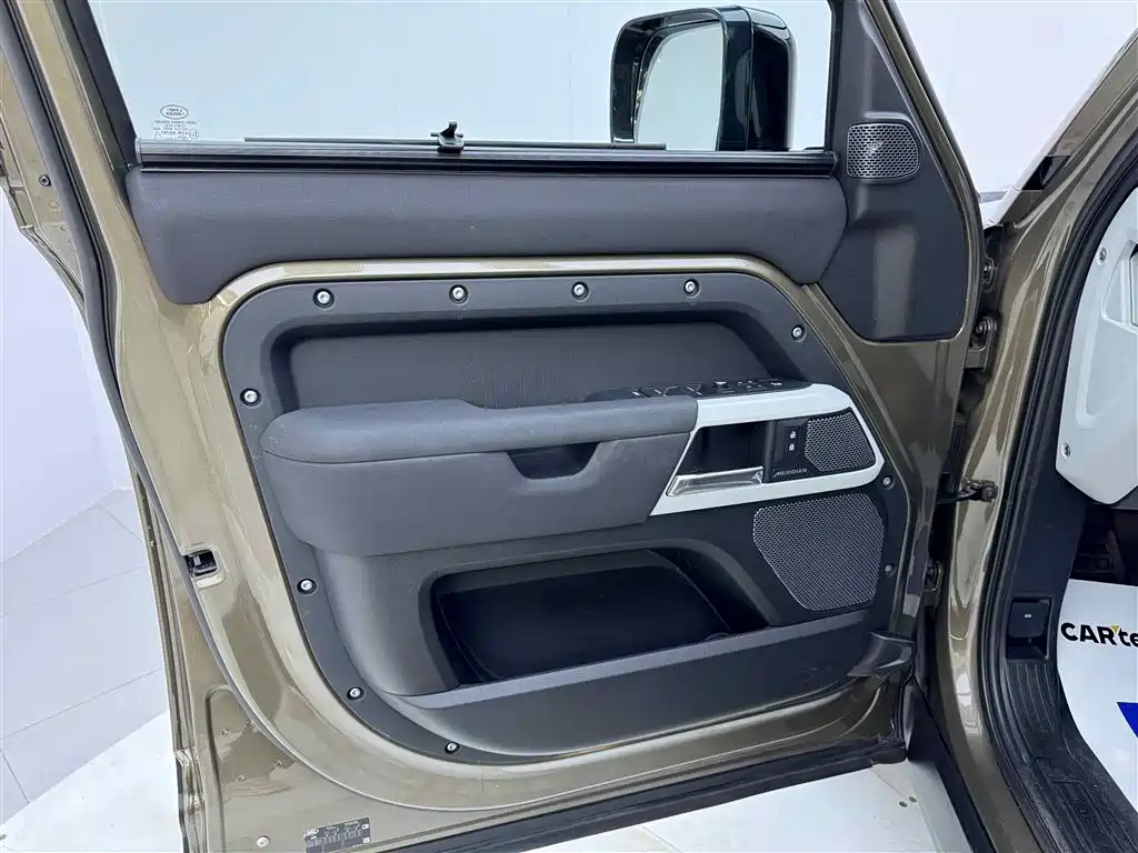 Land Rover Defender 2020 — фото 17