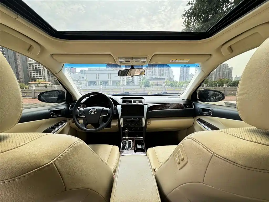 Toyota Camry 2017 — фото 8