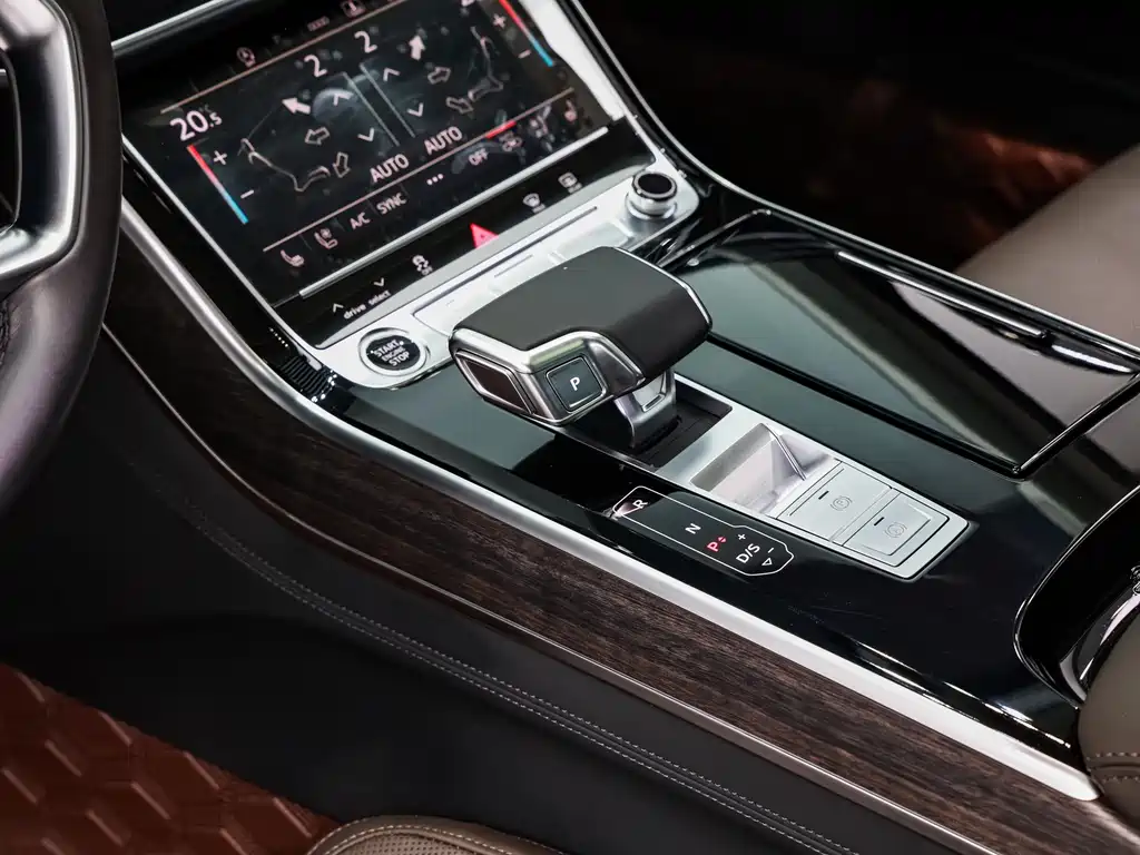 Audi A8 2022 — фото 19