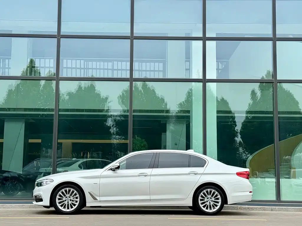 BMW 5 Series 2019 — фото 19