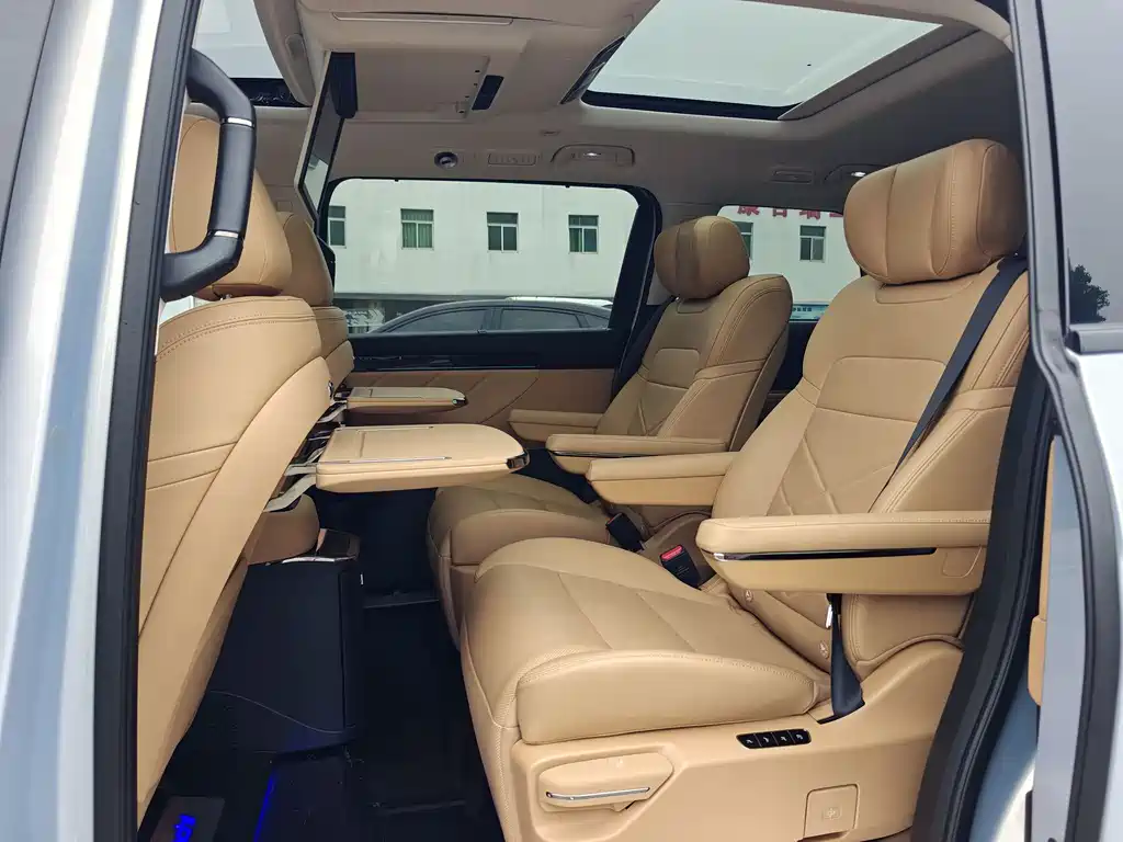GAC Motor E8 PHEV 2024 — фото 15